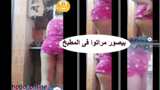 ديوث بيصو مراتوا وهى فى المطبخ بلبس ساحن جدا
